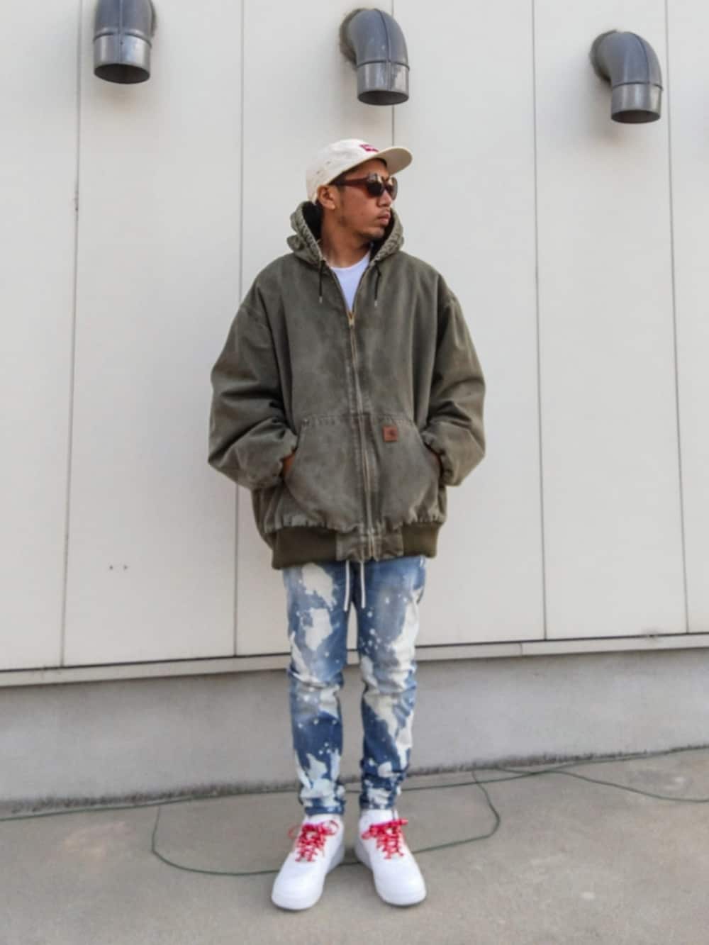 グリーン系のジャケット/アウター、ホワイト系のTシャツ/カットソー、ブルー系のデニムパンツを着用したメンズの秋コーディネートの3枚目の写真