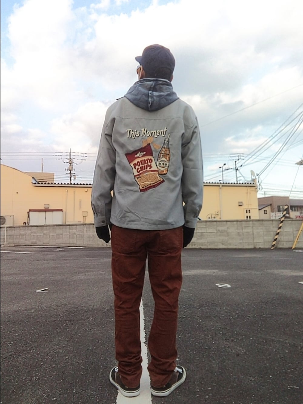 「秋冬コーデ、メンズコーデ、サングラス、VANS、バックナンバー、ワークシャツ、デニムパーカー、UNIQLO、ブラウン、emerica、手袋、ワークストリート、スケータースタイル」｜「VANSのVANS スナップバックキャップ（キャップ、ブルー系）」を使った、hasshi(ハッシー)さん（メンズ・172cm）の冬コーディネートの3枚目の写真