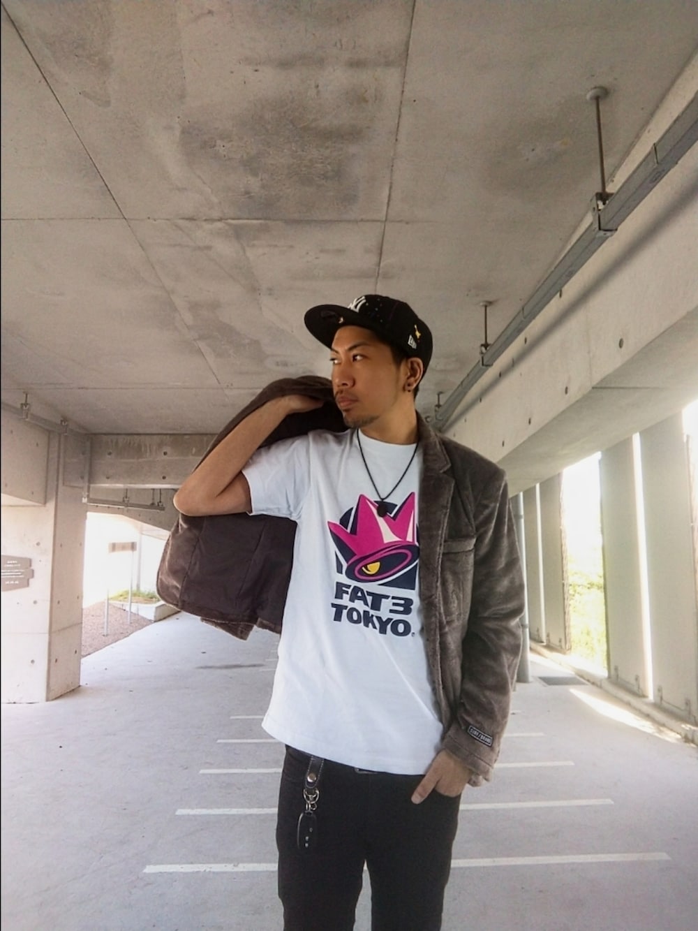 グレー系のジャケット/アウター、ホワイト系のTシャツ/カットソー、ブラック系のデニムパンツを着用したメンズの春コーディネートの3枚目の写真