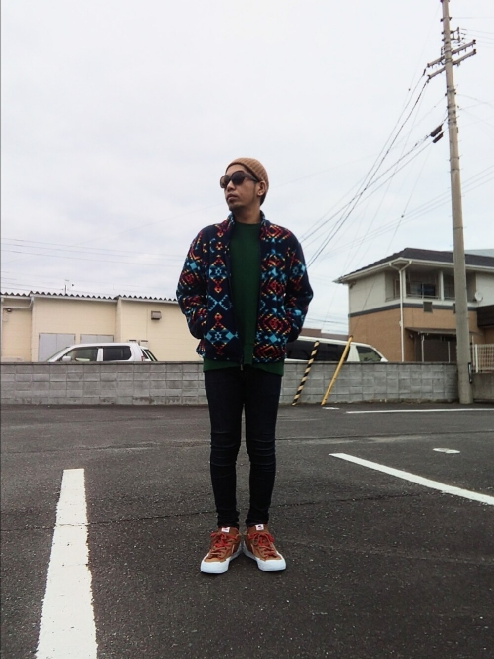 「Columbia、フリースジャケット、ユニクロ、リドム、スキニーデニム、sacai、NIKE、ノースフェイス、ニット帽、ブレーザー、サングラス、アースカラー、ブラウン、アウトドアストリート、アポロブラザーズ&シスターズ2024」｜「NIKE×sacaiのアイテム（スニーカー、ブラウン系）」を使った、hasshi(ハッシー)さん（メンズ・172cm）の冬コーディネートの3枚目の写真