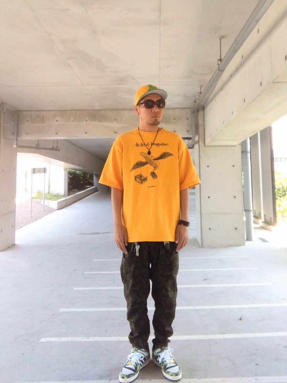 イエロー系のTシャツ/カットソー、その他のパンツ、グリーン系のスニーカーを着用したメンズの夏コーディネートの2枚目の写真