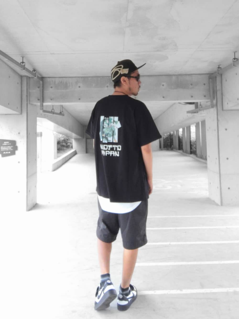 ブラック系のTシャツ/カットソー、ホワイト系のタンクトップ、ブラック系のその他パンツを着用したメンズの夏コーディネートの2枚目の写真