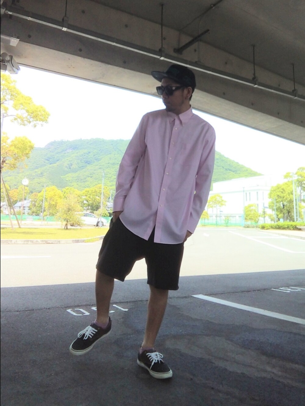 ピンク系のシャツ/ブラウス、ブラック系のその他パンツ、ブラック系のスニーカーを着用したメンズの春コーディネートの3枚目の写真