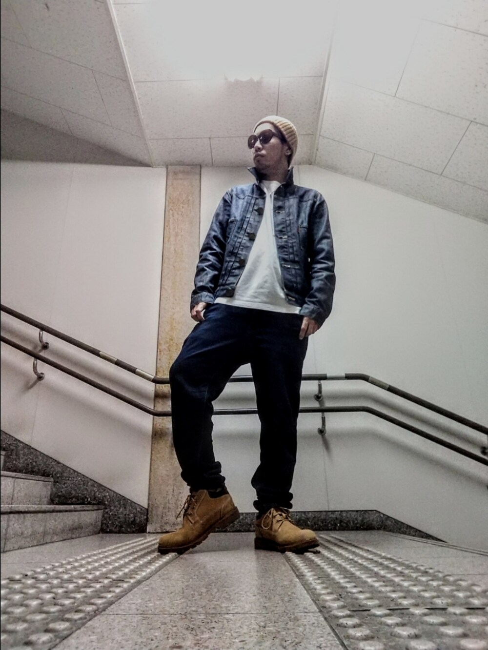 ブルー系のデニムジャケット、ブルー系のデニムパンツ、イエロー系のブーツを着用したメンズの秋コーディネートの2枚目の写真