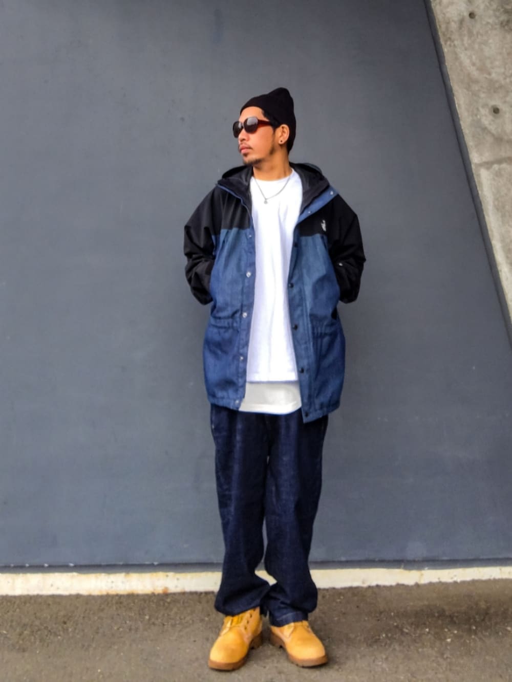 ブルー系のナイロンジャケット、ホワイト系のTシャツ/カットソー、ホワイト系のタンクトップを着用したメンズの冬コーディネートの3枚目の写真