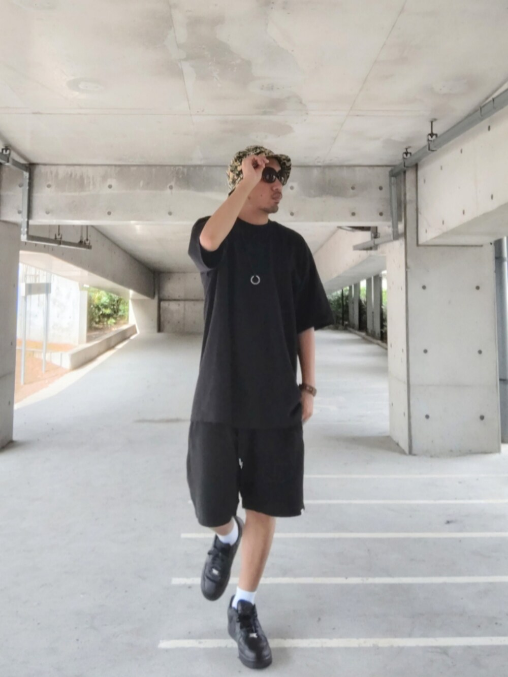 ブラック系のTシャツ/カットソー、ブラック系のその他パンツ、ブラック系のスニーカーを着用したメンズの夏コーディネートの2枚目の写真