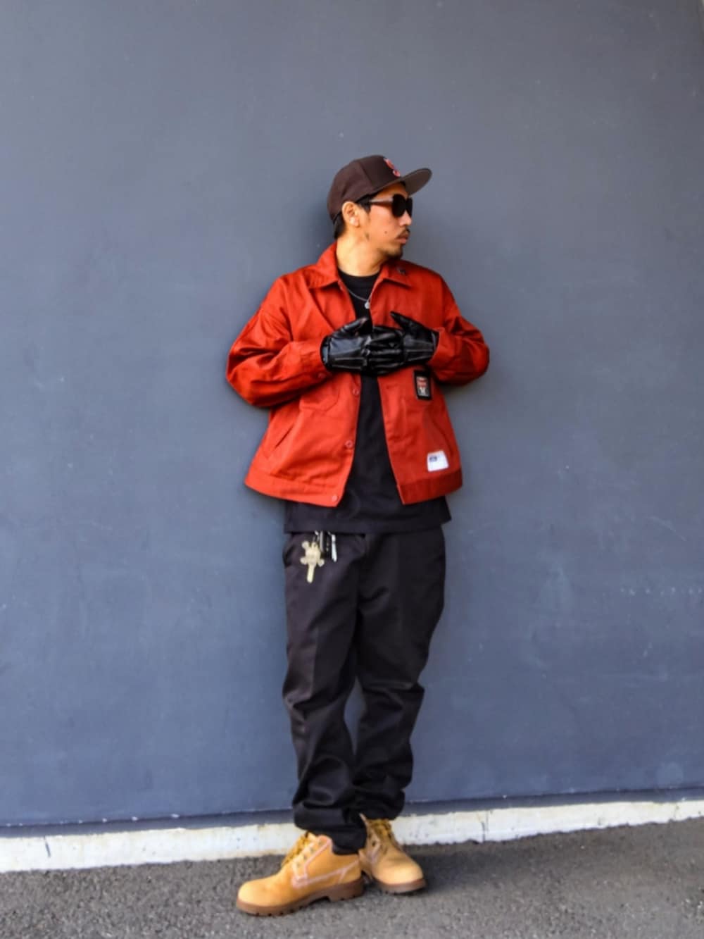 ブラウン系のその他アウター、ブラック系のその他パンツ、イエロー系のブーツを着用したメンズの冬コーディネートの3枚目の写真