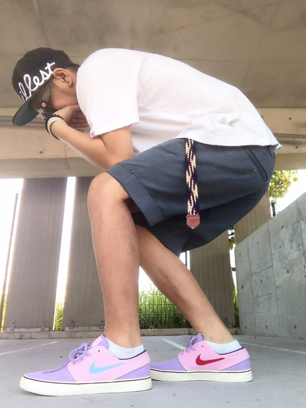 パープル系のスニーカー、グレー系のその他パンツ、ピンク系のTシャツ/カットソーを着用したメンズの夏コーディネートの3枚目の写真