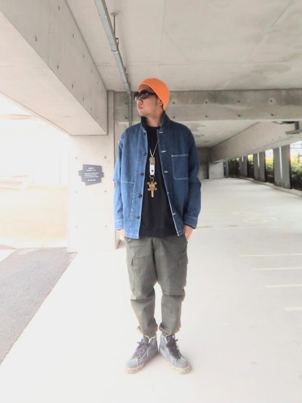 「プチプラ、UNIQLO、カーゴジョガーパンツ、カバーオール、カーゴパンツ、NIKE、supreme、ビーニー、ブレーザー、stussy、Dime、アクセサリー、ネックレス、ストリート」｜「Supreme のアイテム（ニットキャップ/ビーニー、イエロー系）」を使った、hasshi(ハッシー)さん（メンズ・172cm）の春コーディネートの2枚目の写真