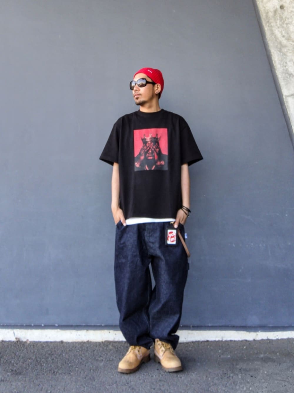 ブラック系のTシャツ/カットソー、ホワイト系のタンクトップ、ブルー系のデニムパンツを着用したメンズの夏コーディネートの2枚目の写真