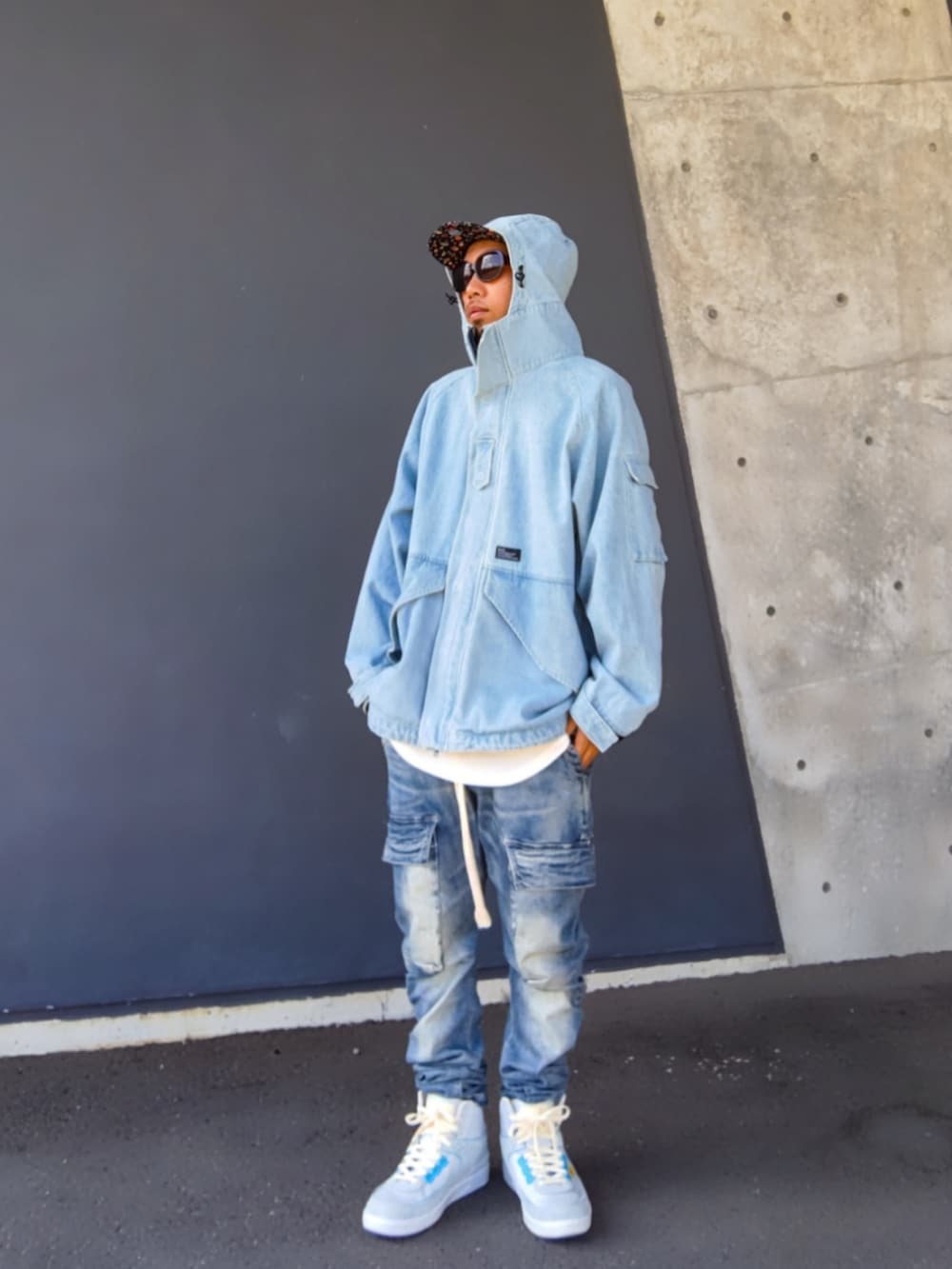 ブルー系のその他アウター、ホワイト系のタンクトップ、ブルー系のデニムパンツを着用したメンズの秋コーディネートの3枚目の写真