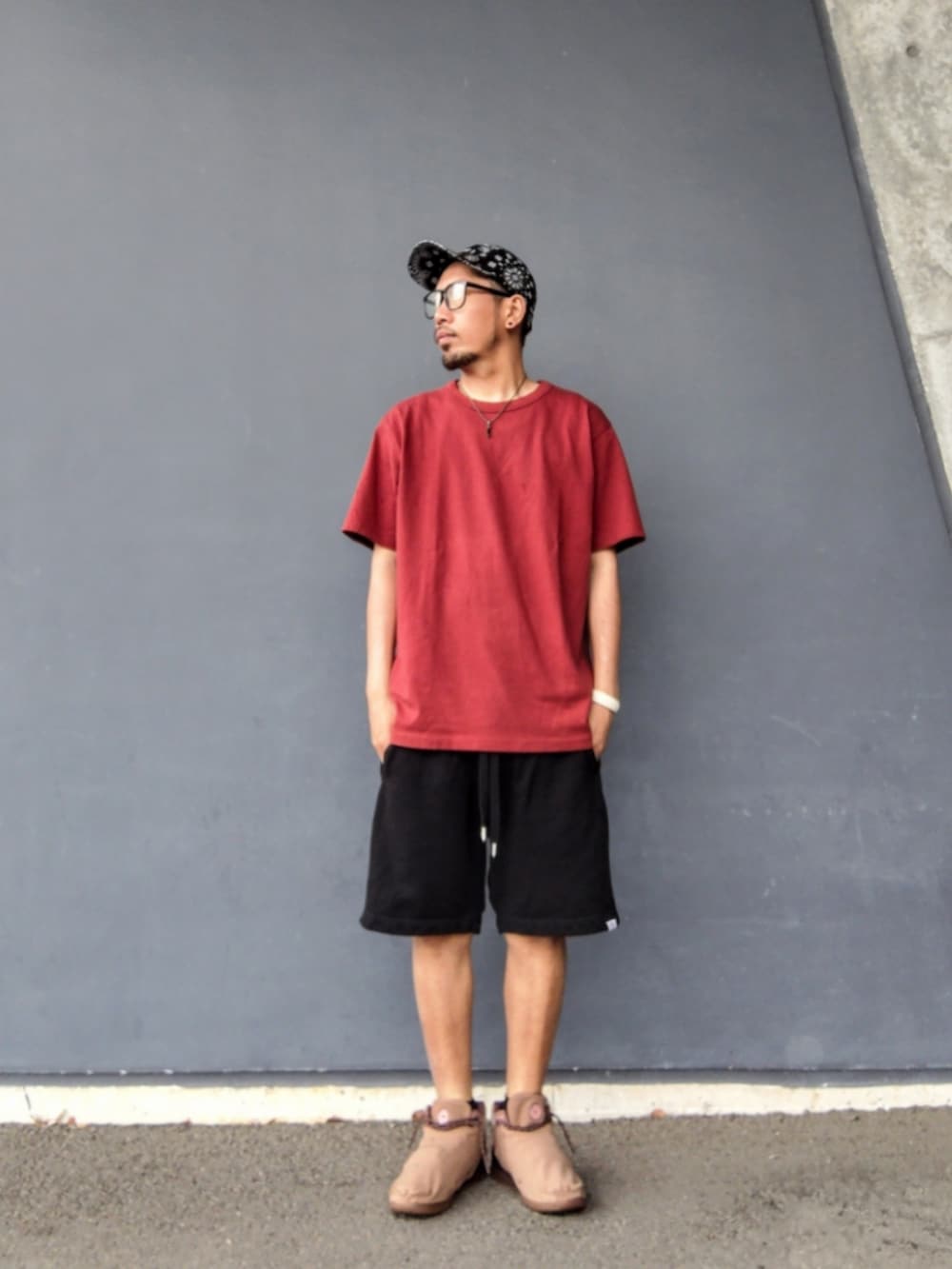 ブラウン系のTシャツ/カットソー、ブラック系のその他パンツ、ブラウン系のスニーカーを着用したメンズの夏コーディネートの2枚目の写真
