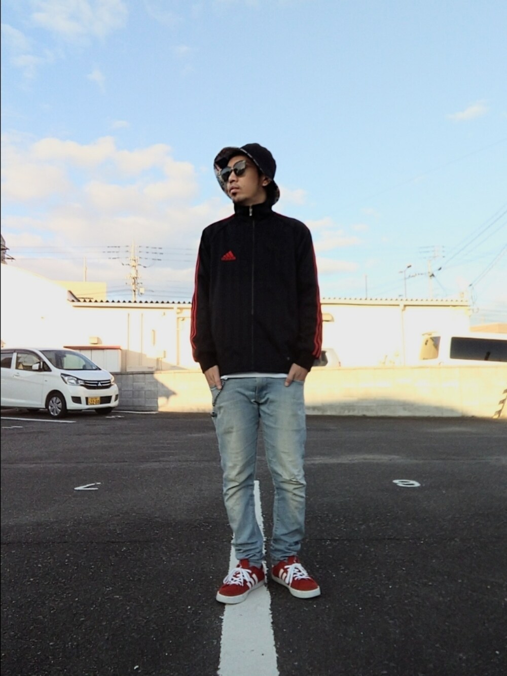 「バケットハット、adidas、スニーカー、赤、黒、ジースター・ロゥ(G-STAR RAW)、デニム、ウォレットチェーン、ストリート、オールドスクール、ソウルジェム、魔法少女まどか☆マギカ」｜「adidasのアイテム（ジャージ、ブラック系）」を使った、hasshi(ハッシー)さん（メンズ・172cm）の冬コーディネートの3枚目の写真