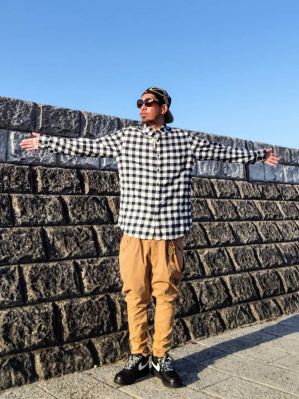 その他のシャツ/ブラウス、ベージュ系のその他パンツ、ブラック系のスニーカーを着用したメンズの春コーディネートの2枚目の写真