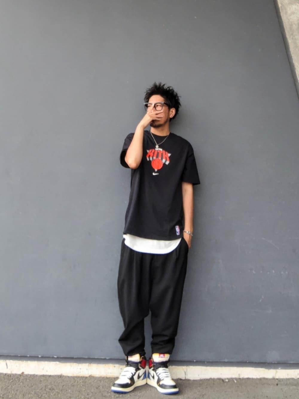 ブラック系のTシャツ/カットソー、ホワイト系のタンクトップ、ブラック系のスラックスを着用したメンズの秋コーディネートの2枚目の写真