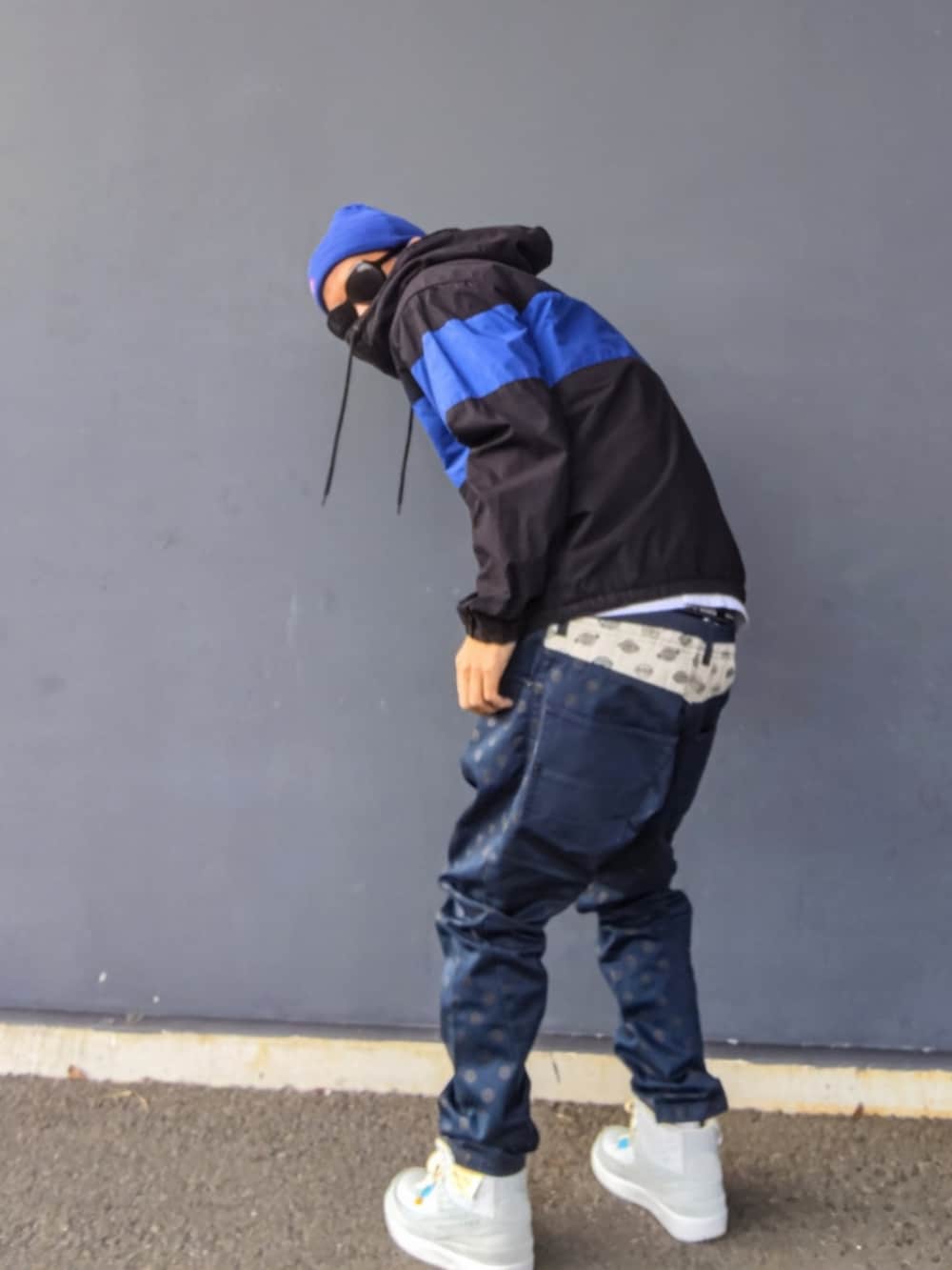 ブラック系のその他アウター、ブルー系のその他パンツ、グレー系のスニーカーを着用したメンズの冬コーディネートの2枚目の写真