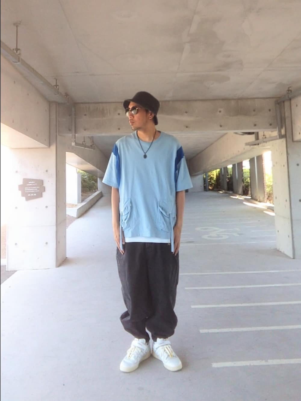 ブルー系のTシャツ/カットソー、ブラック系のデニムパンツ、ホワイト系のスニーカーを着用したメンズの夏コーディネートの2枚目の写真