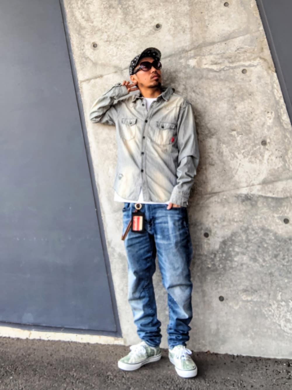 ブルー系のシャツ/ブラウス、ブルー系のデニムパンツ、グリーン系のスニーカーを着用したメンズの冬コーディネートの2枚目の写真