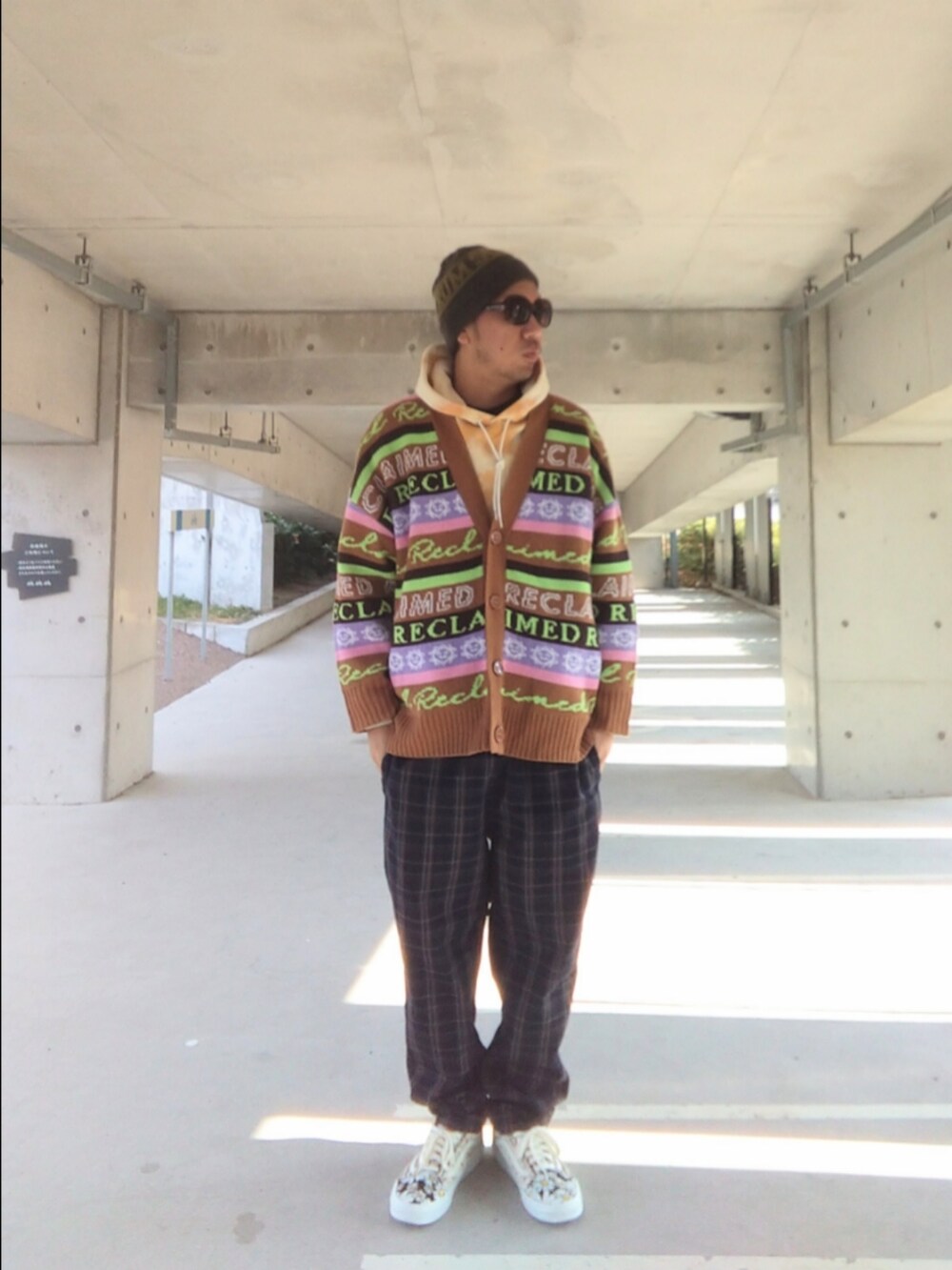 ブラウン系のカーディガン/ボレロ、その他のパーカー、その他のその他パンツを着用したメンズの冬コーディネートの2枚目の写真