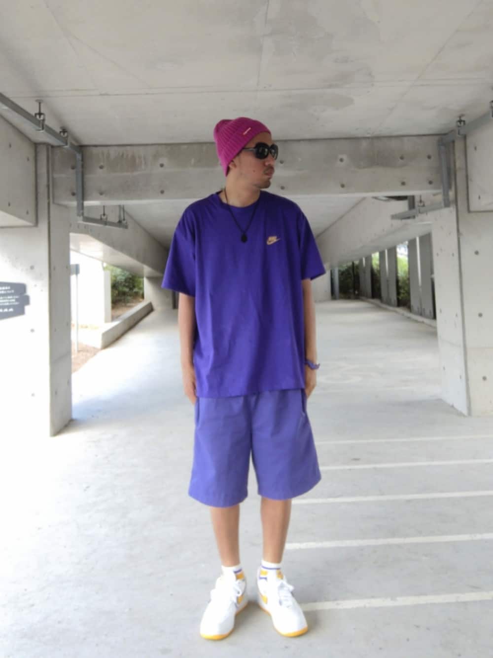 パープル系のTシャツ/カットソー、パープル系のその他パンツ、ホワイト系のスニーカーを着用したメンズの夏コーディネートの2枚目の写真