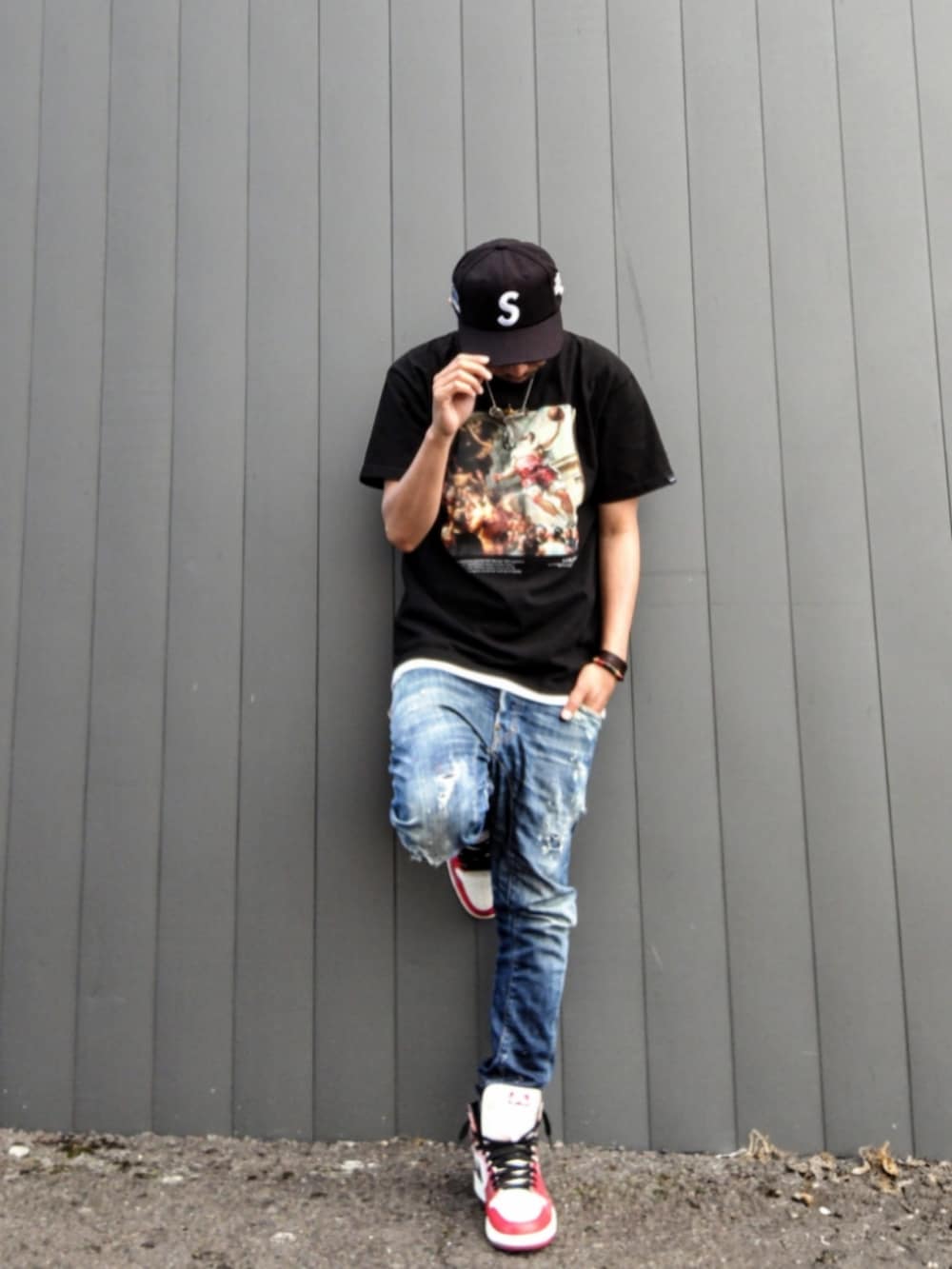 ブラック系のTシャツ/カットソー、ホワイト系のタンクトップ、ブルー系のデニムパンツを着用したメンズの夏コーディネートの2枚目の写真