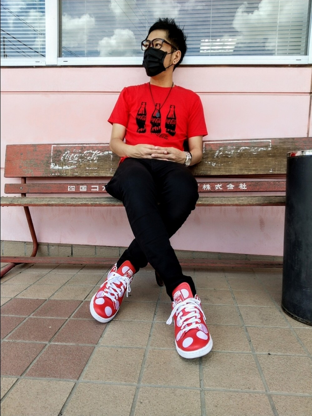 オレンジ系のポロシャツ、ブラック系のその他パンツ、オレンジ系のスニーカーを着用したメンズの夏コーディネートの3枚目の写真