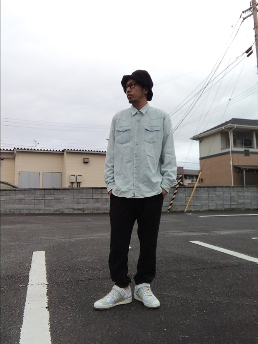 ブルー系のシャツ/ブラウス、ブラック系のパンツ、その他のスニーカーを着用したメンズの春コーディネートの2枚目の写真