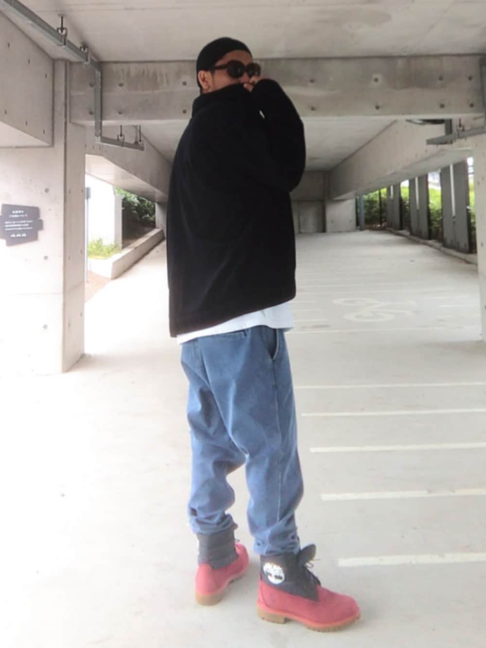 ブラック系のジャケット/アウター、ホワイト系のTシャツ/カットソー、ブルー系のデニムパンツを着用したメンズの春コーディネートの3枚目の写真