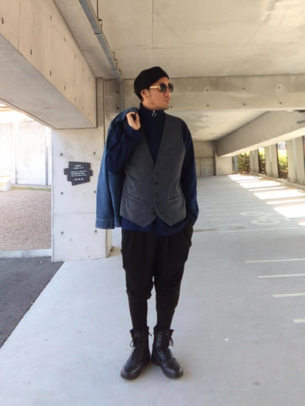 ブルー系のカバーオール、ブルー系のTシャツ/カットソー、グレー系のベストを着用したメンズの春コーディネートの3枚目の写真