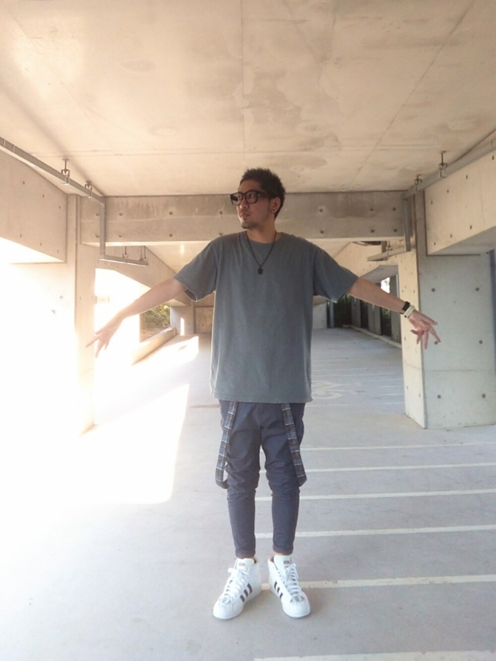 グレー系のTシャツ/カットソー、ブルー系のその他パンツ、ホワイト系のスニーカーを着用したメンズの夏コーディネートの2枚目の写真