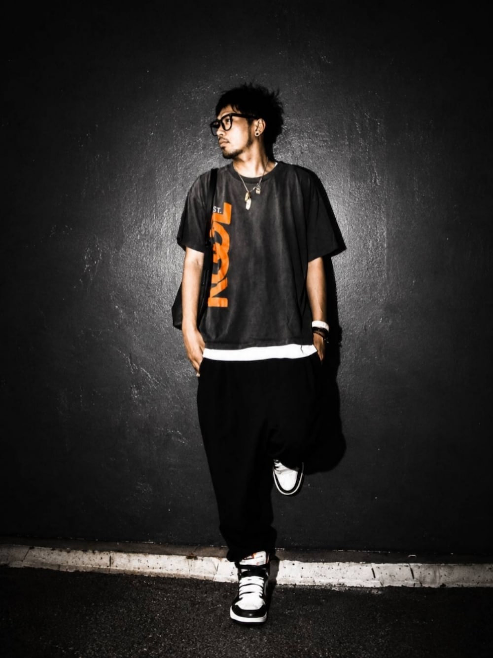 グレー系のTシャツ/カットソー、ホワイト系のタンクトップ、ブラック系のスラックスを着用したメンズの夏コーディネートの3枚目の写真