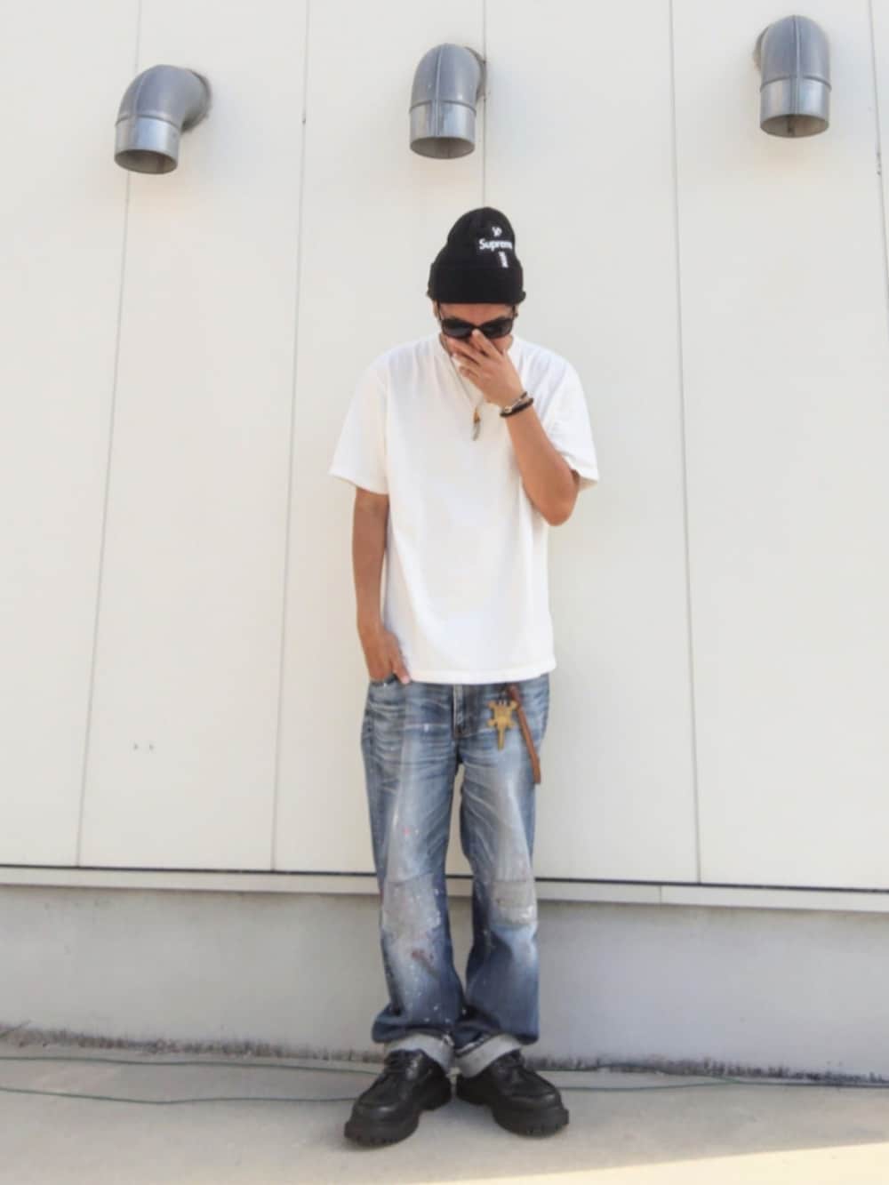 ホワイト系のTシャツ/カットソー、ブルー系のデニムパンツ、ブラック系のモカシン/デッキシューズを着用したメンズの秋コーディネートの3枚目の写真