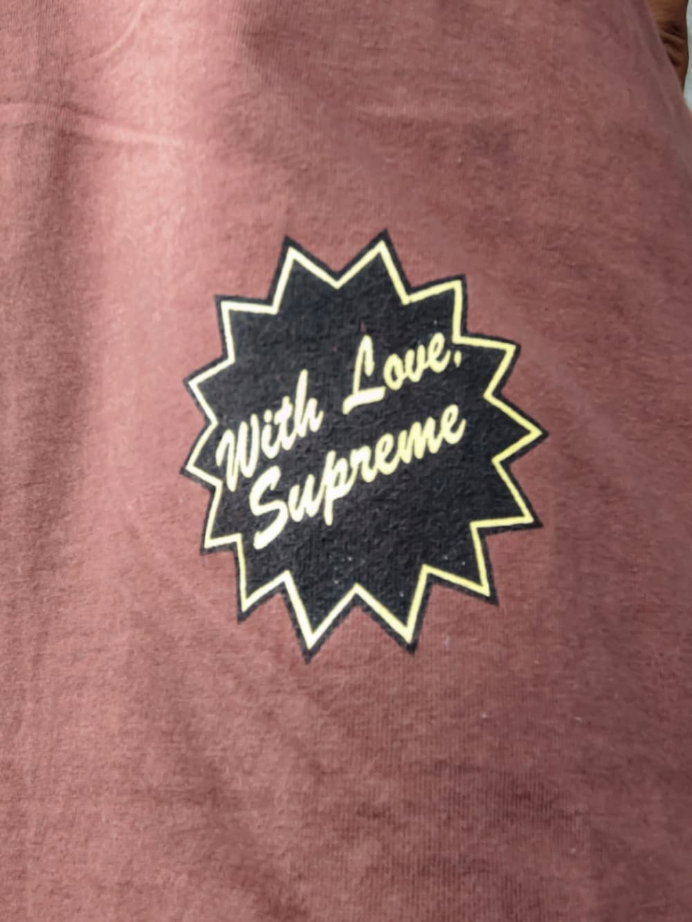 ブラウン系のTシャツ/カットソー、ブルー系のデニムパンツ、ブラウン系のスニーカーを着用したメンズの夏コーディネートの3枚目の写真