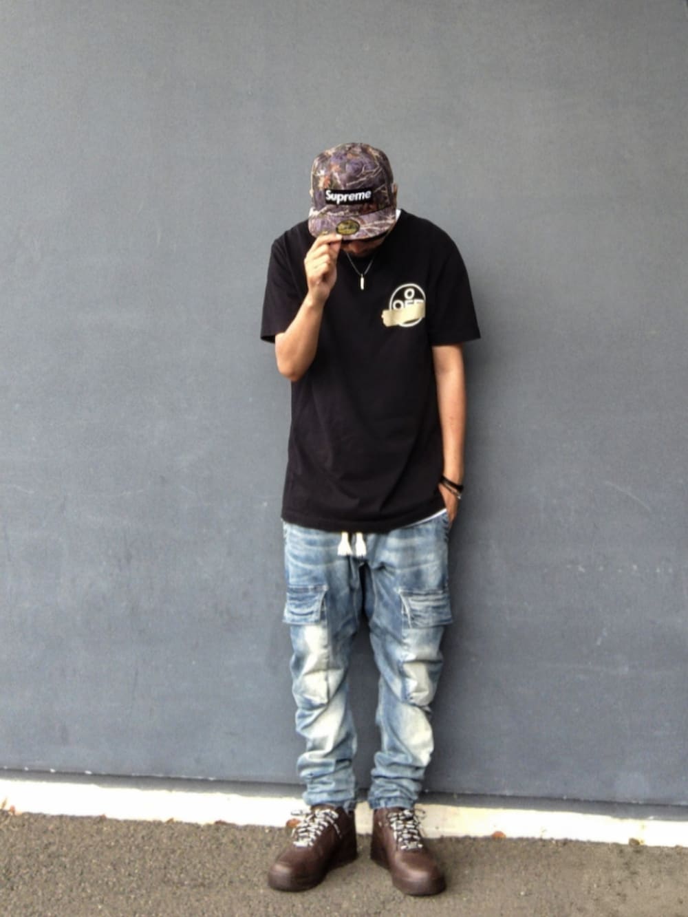 ブラック系のTシャツ/カットソー、ホワイト系のタンクトップ、ブルー系のデニムパンツを着用したメンズの夏コーディネートの2枚目の写真