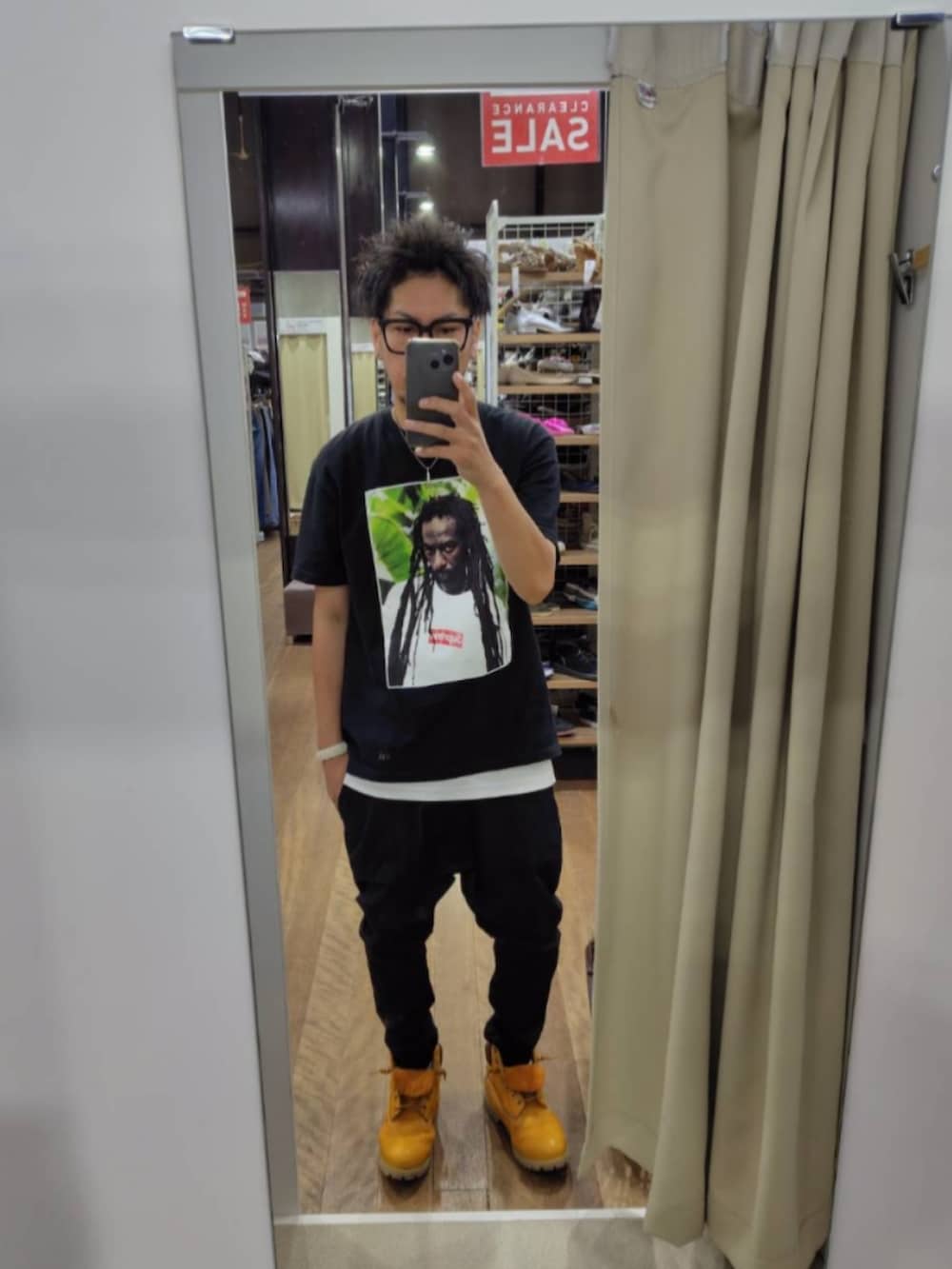 ブラック系のTシャツ/カットソー、ホワイト系のタンクトップ、ブラック系のデニムパンツを着用したメンズの夏コーディネートの4枚目の写真