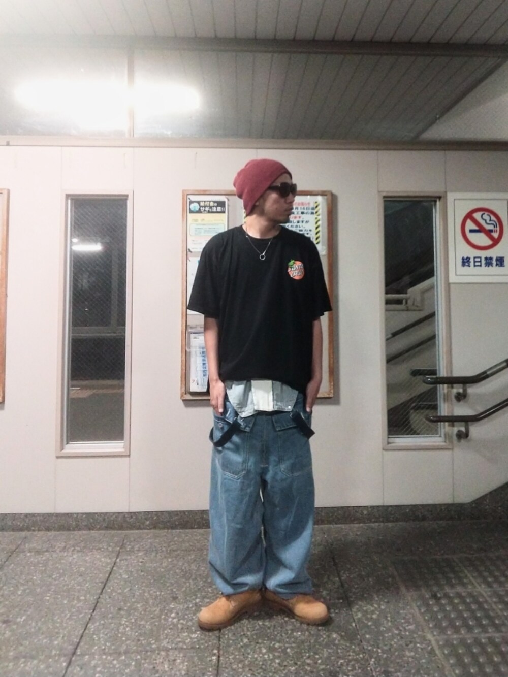 ブラック系のTシャツ/カットソー、ブルー系のサロペット/オーバーオール、イエロー系のブーツを着用したメンズの夏コーディネートの3枚目の写真