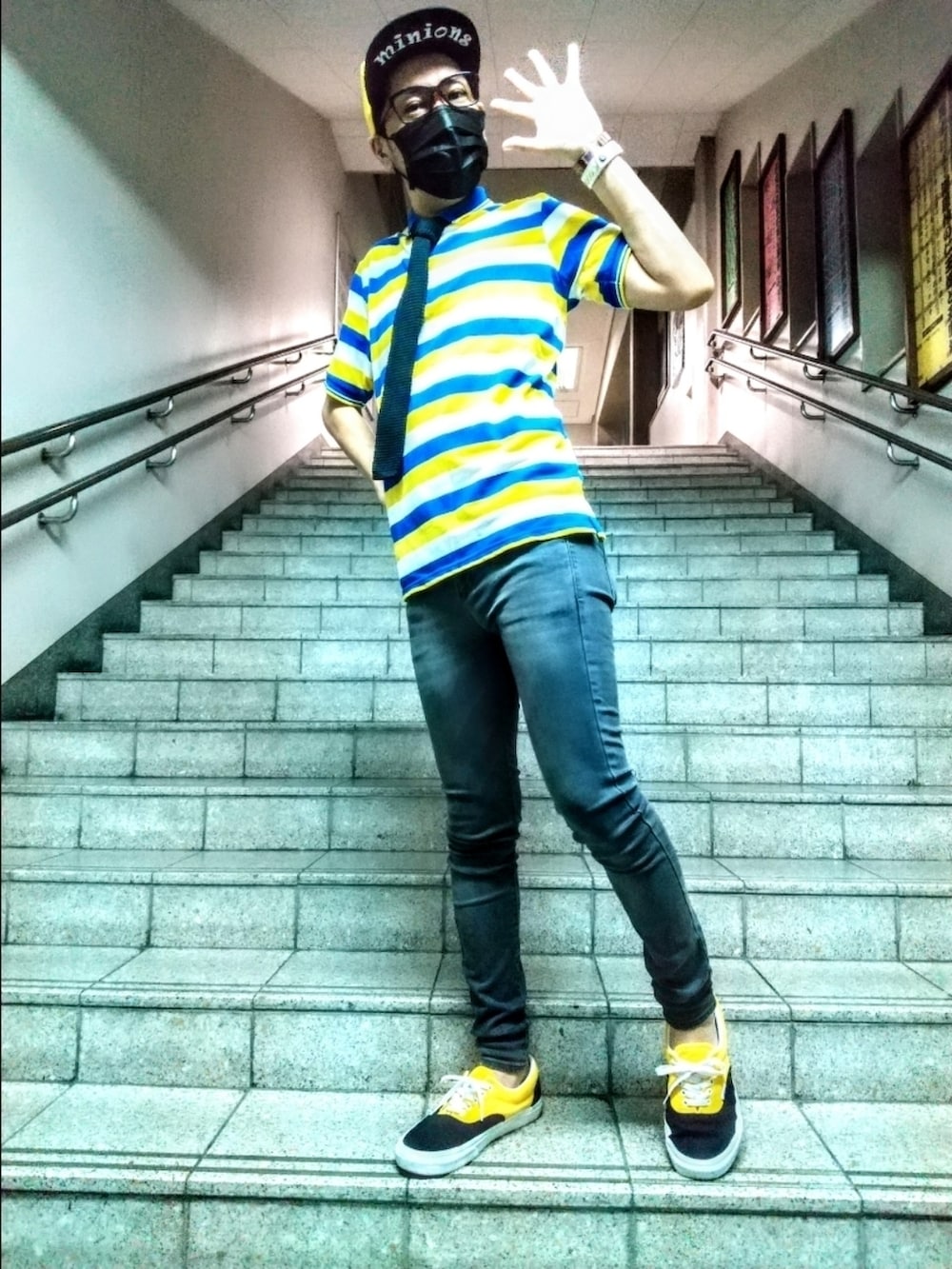 ブラック系のネクタイ、その他のポロシャツ、ブラック系のスニーカーを着用したメンズの夏コーディネートの5枚目の写真