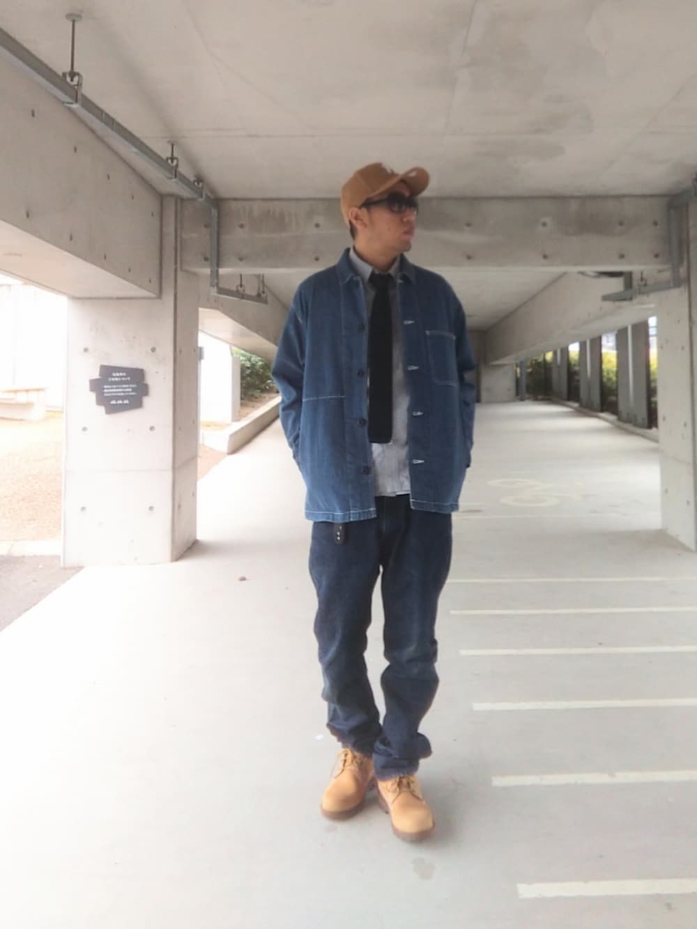 「ストリート、アメカジ、UNIQLO、INTERBREED、ネクタイ、Irie Life、Timberland、NEW ERA、BlackFlys、サングラス、カバーオール、ブラウン、ブーツ、デニデニ」|「NEW ERAのNEW ERA LP 59FIFTY MLB(キャップ、ベージュ系)」を使った、hasshi(ハッシー)さん(メンズ・172cm)の春コーディネートの2枚目の写真