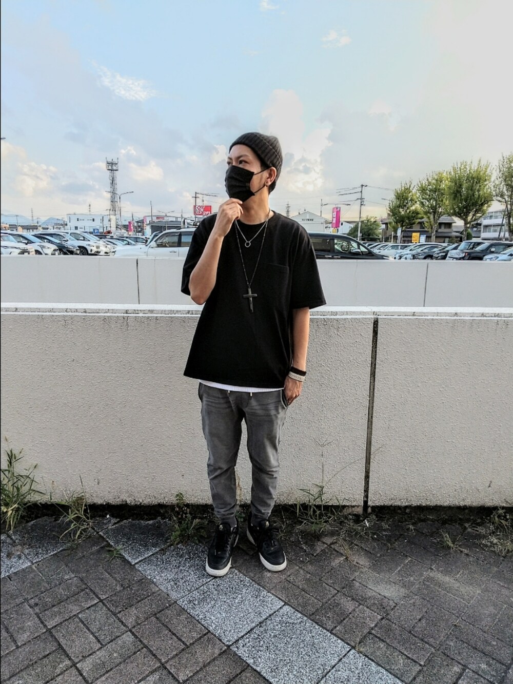 ブラック系のTシャツ/カットソー、ブラック系のスニーカー、グレー系のその他パンツを着用したメンズの秋コーディネートの2枚目の写真