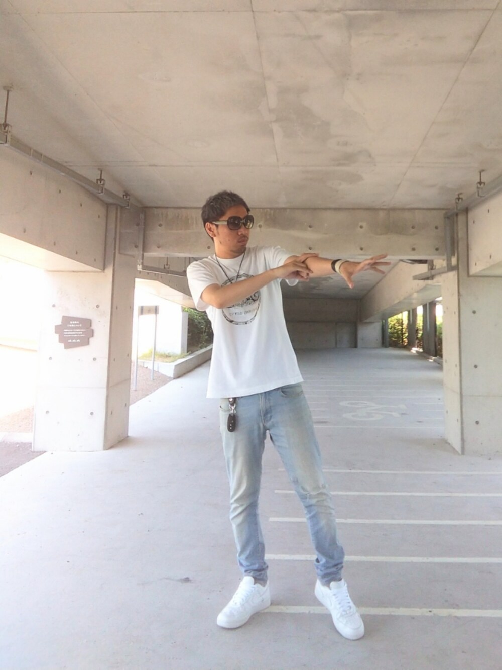 ホワイト系のTシャツ/カットソー、ブルー系のデニムパンツ、ホワイト系のスニーカーを着用したメンズの夏コーディネートの3枚目の写真