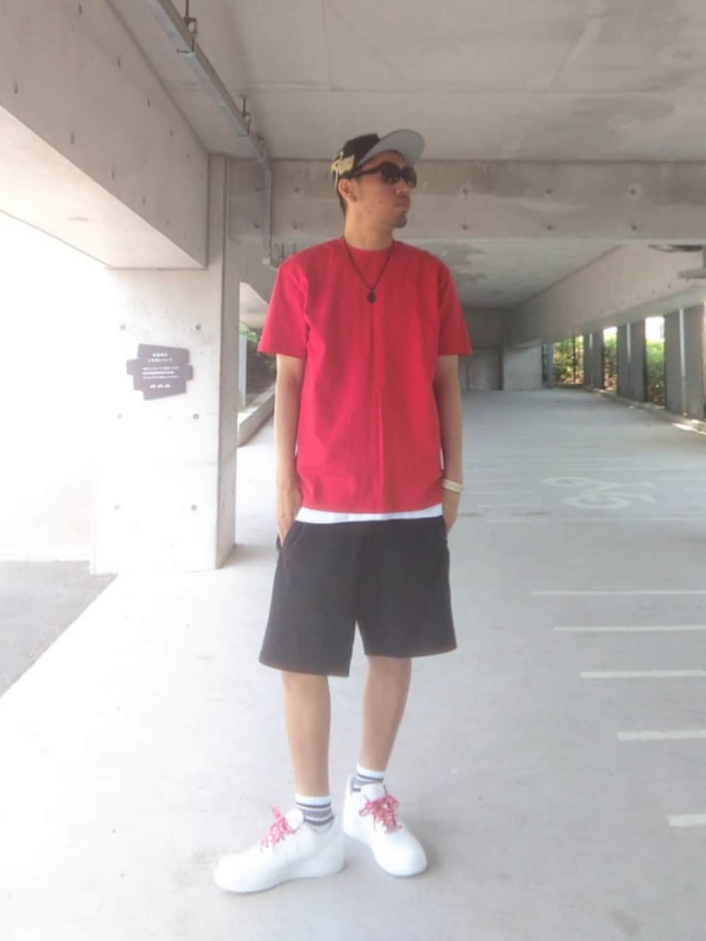 ホワイト系のTシャツ/カットソー、ベージュ系のチノパンツ、イエロー系のブーツを着用したメンズの春コーディネートの3枚目の写真