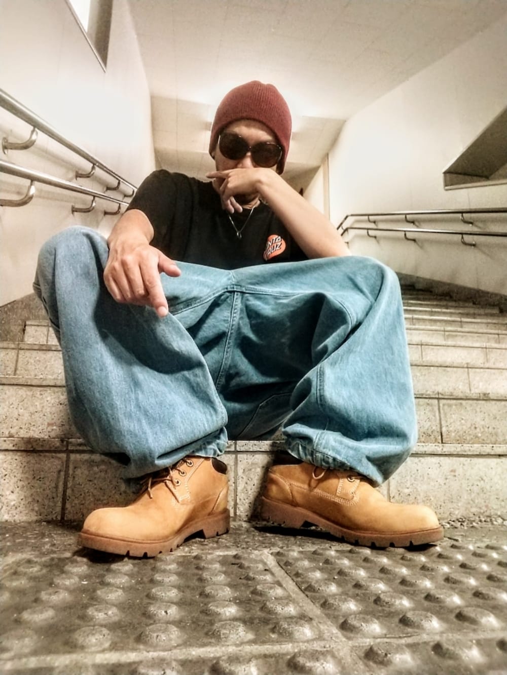 ブラック系のTシャツ/カットソー、ブルー系のサロペット/オーバーオール、イエロー系のブーツを着用したメンズの夏コーディネートの2枚目の写真