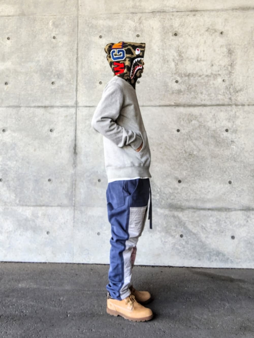 グレー系のパーカー、ブルー系のカーゴパンツ、ホワイト系のTシャツ/カットソーを着用したメンズの春コーディネートの2枚目の写真