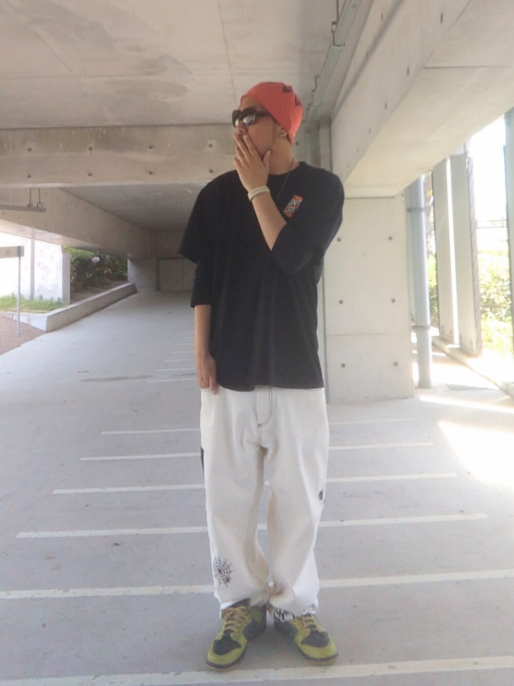 ブラック系のTシャツ/カットソー、ホワイト系のデニムパンツ、その他のスニーカーを着用したメンズの春コーディネートの2枚目の写真