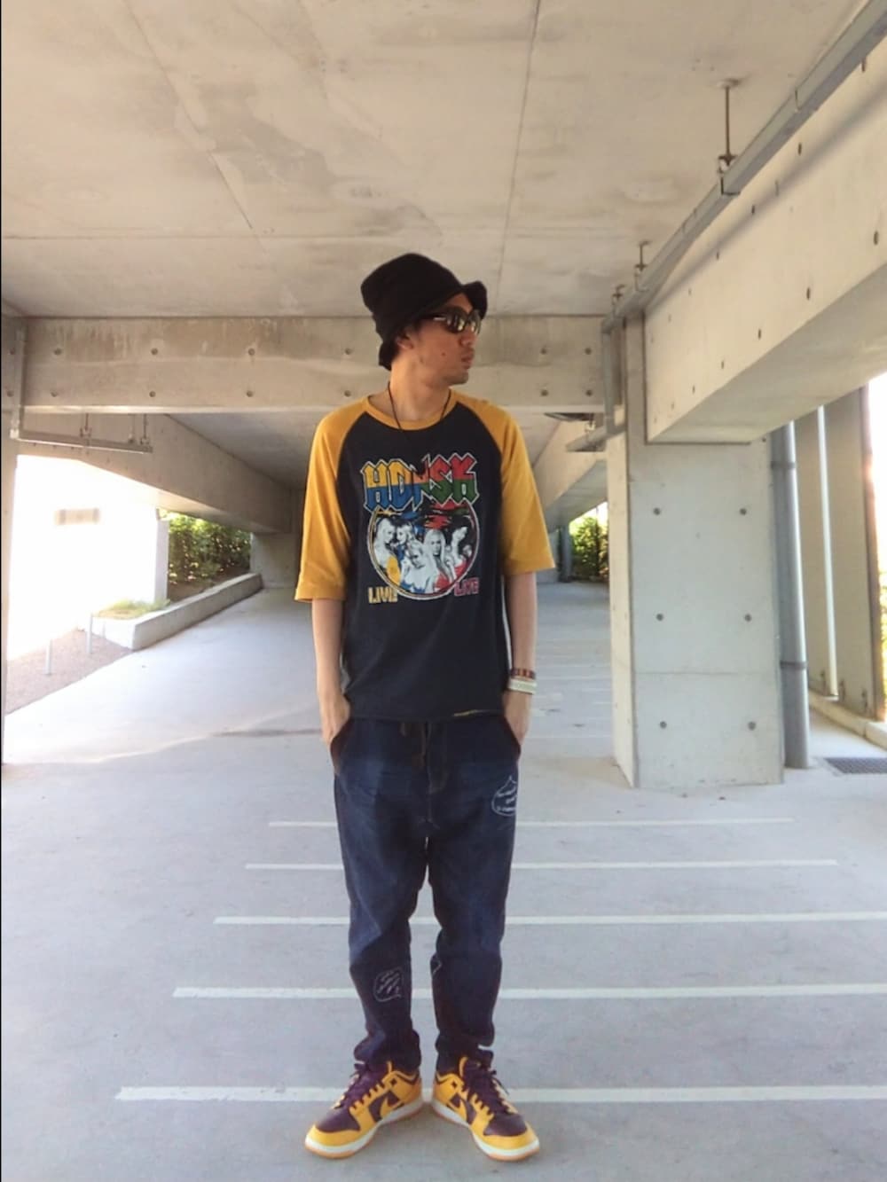 イエロー系のスニーカー、その他のTシャツ/カットソー、ブルー系のデニムパンツを着用したメンズの春コーディネートの3枚目の写真