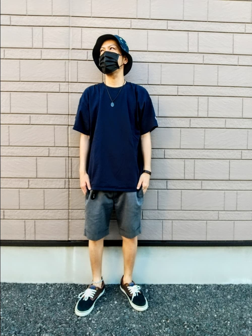 ブルー系のTシャツ/カットソー、ブラック系のスニーカー、グレー系のその他パンツを着用したメンズの夏コーディネートの2枚目の写真