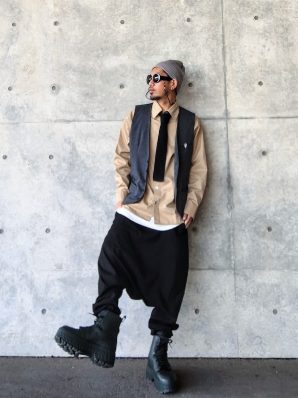 グレー系のベスト、ベージュ系のシャツ/ブラウス、ホワイト系のタンクトップを着用したメンズの春コーディネートの2枚目の写真