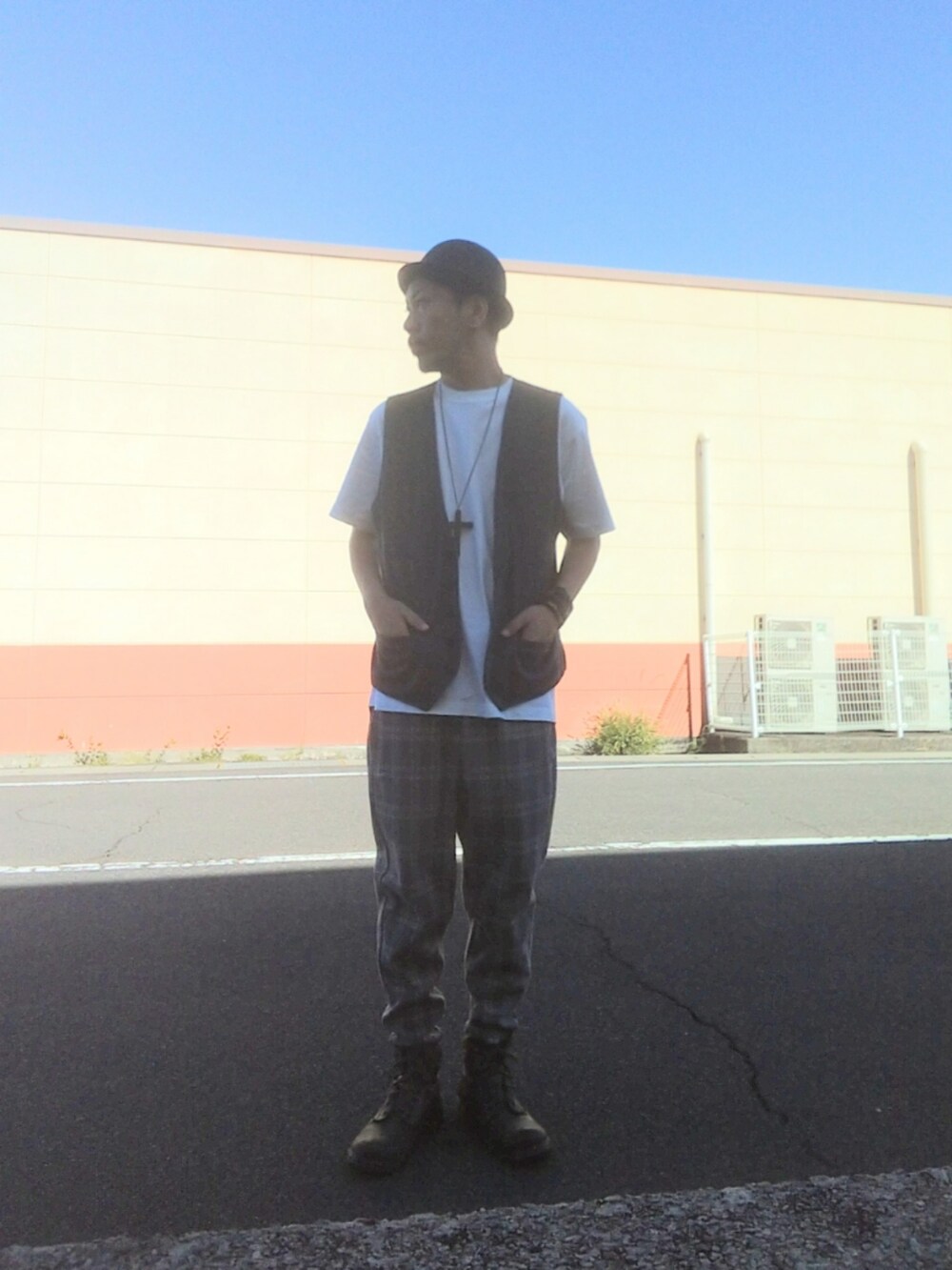 ホワイト系のTシャツ/カットソー、ベージュ系のその他パンツ、ブラウン系のブーツを着用したメンズの秋コーディネートの2枚目の写真