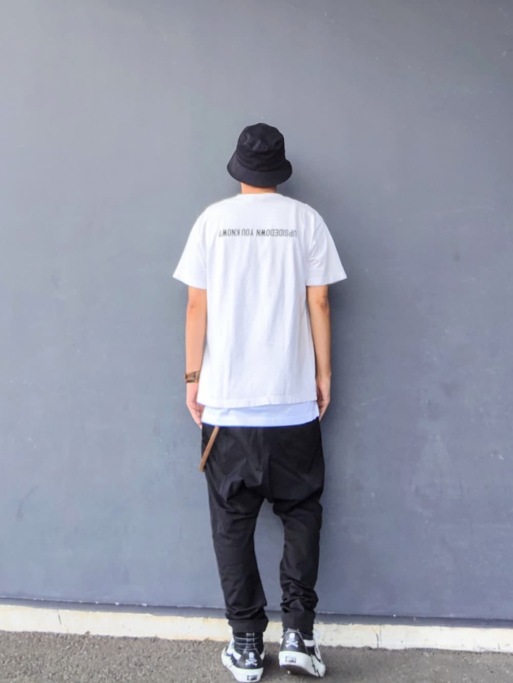 ホワイト系のTシャツ/カットソー、ブラック系のその他パンツ、ブラック系のスニーカーを着用したメンズの夏コーディネートの2枚目の写真