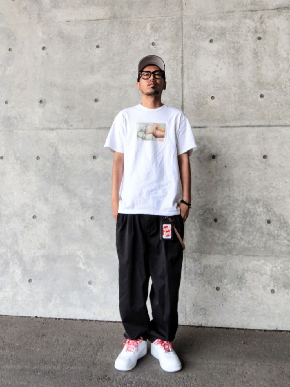 ホワイト系のTシャツ/カットソー、ブラック系のその他パンツ、ホワイト系のスニーカーを着用したメンズの夏コーディネートの2枚目の写真